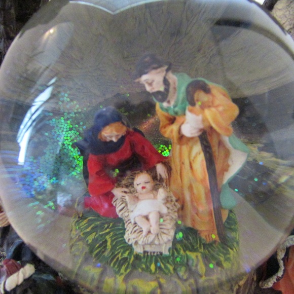 Nativity Musical Water Globe - Picture 8 of 9